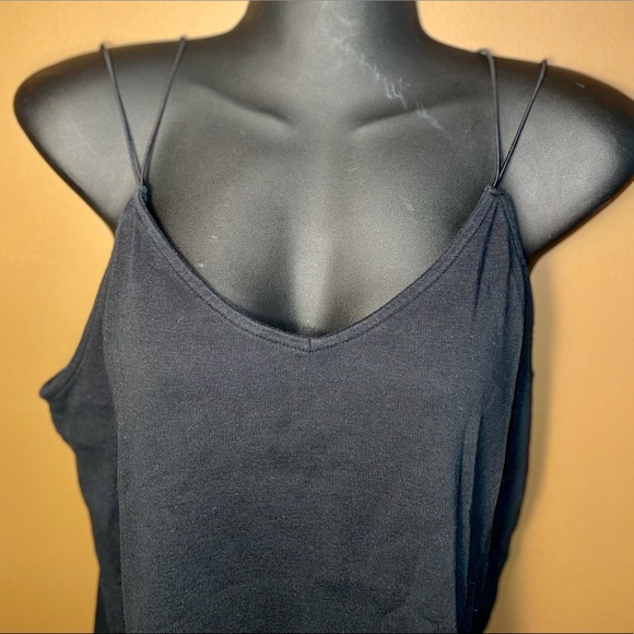 Women’s pretty black essential crop-like tank top with double wire straps - Picture 3 of 6